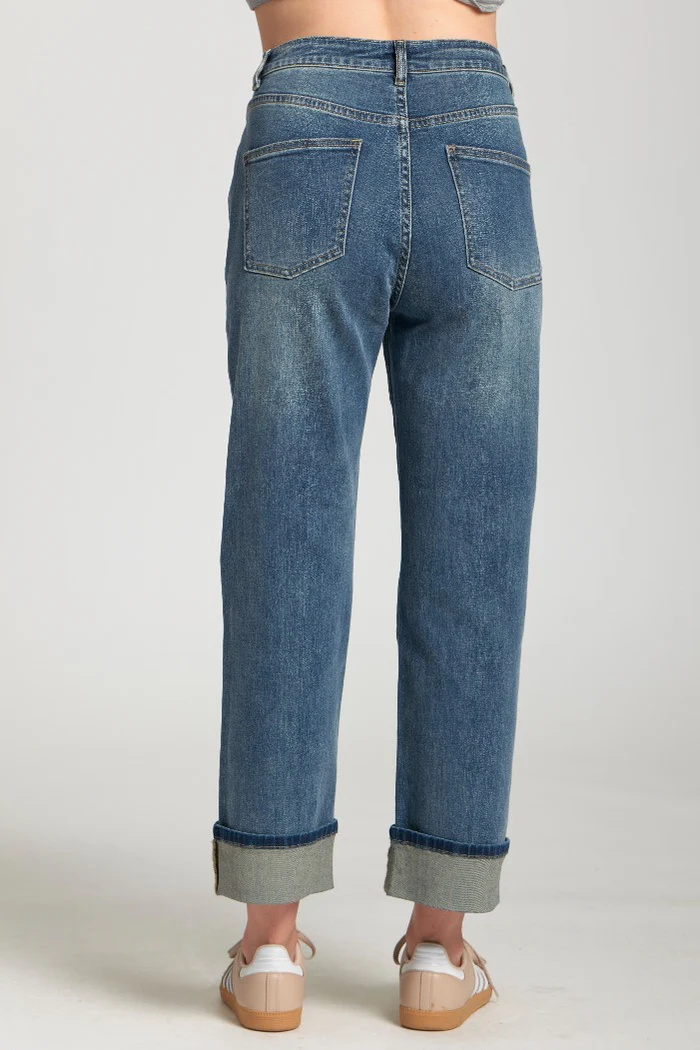 Straight-leg jeans with cuffs